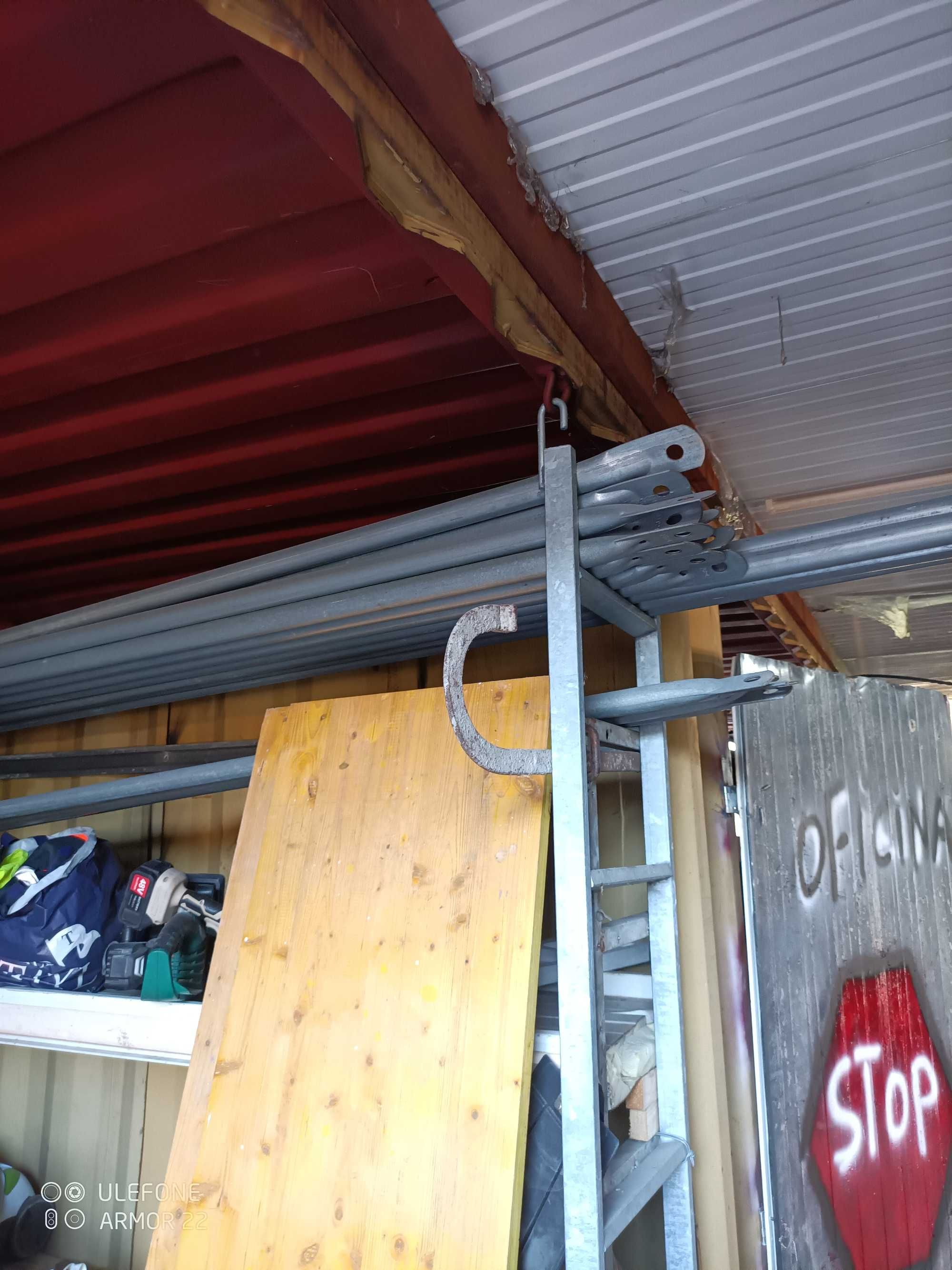 Andaimes catari uma torre com 16 metros altura mais outra torre igual