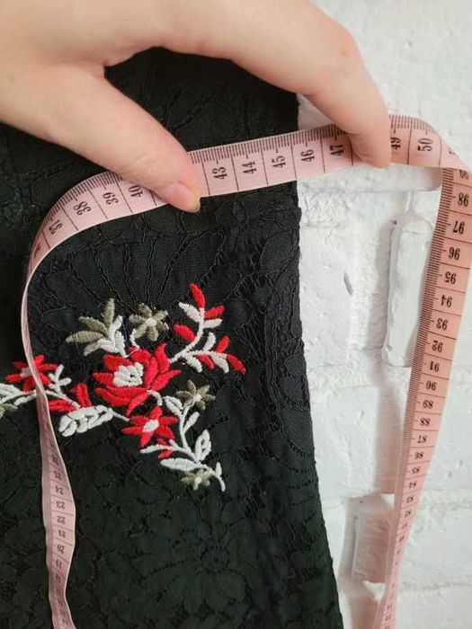 Sukienka czarna z haftem XL