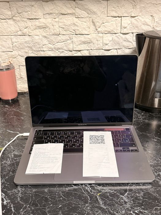 MacBook pro - згоріла плата пілся липкоі рідини…
