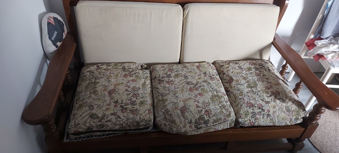 vendo sofa 3 lugares usado .em otimo estado conservaçao todo madeira