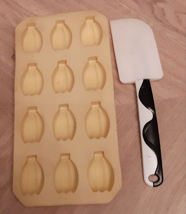 Różne przybory kuchenne i akcesoria domowe.