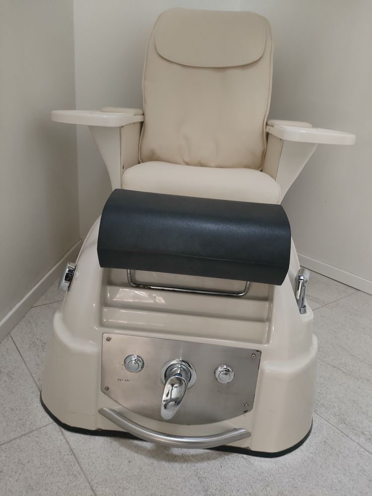 Fotel do pedicure DELUX z wbudowaną wanienką z hydromasażem.