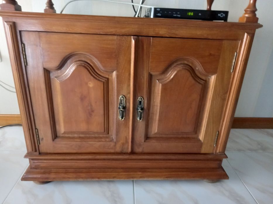 Vários móveis em madeira de castanho,  maciça