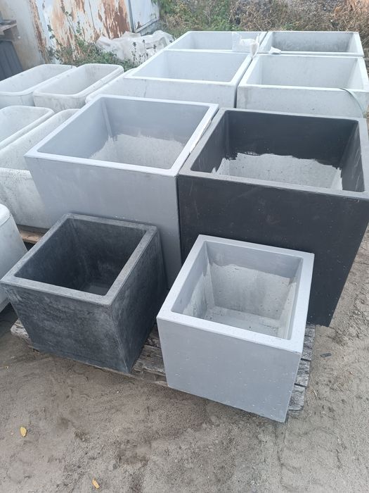 Кашпо,урни,квітники,антипарковочні сфери.