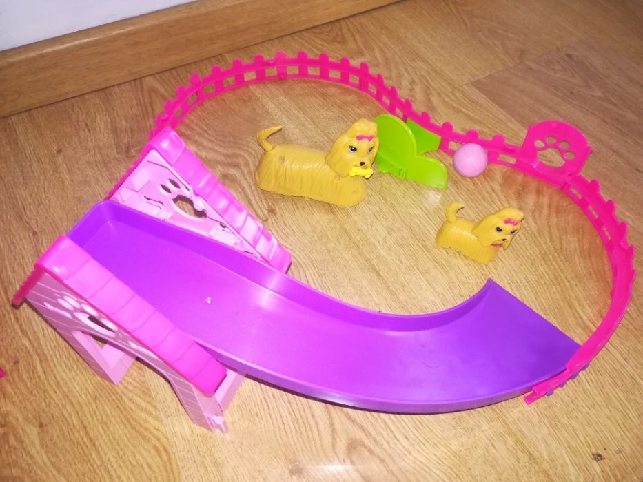 Barbie e os cãezinhos no parque