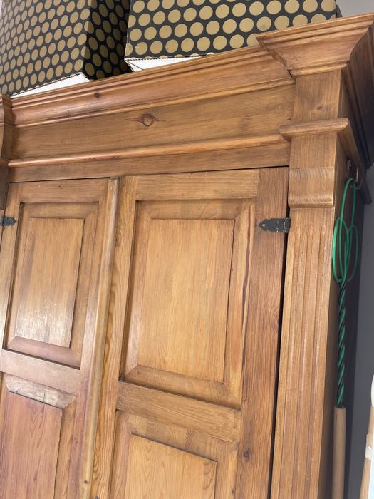 Zabytkowa szafa drewniana