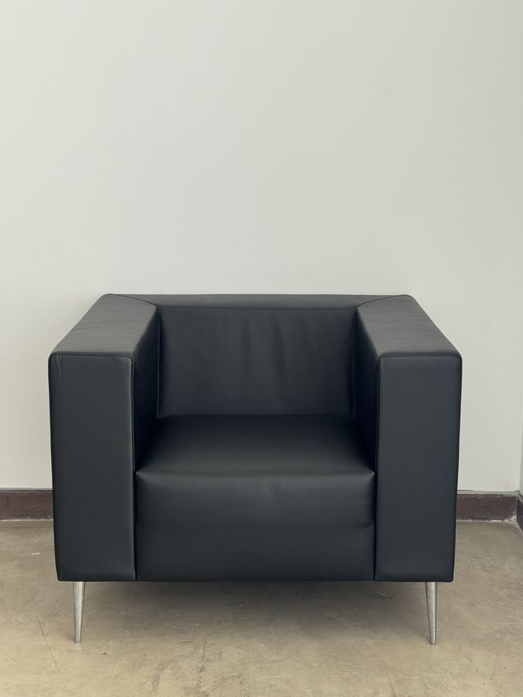 Sofa preto de polipiel de 1 lugar.