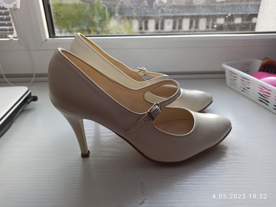 Czółenka, szpilki 39