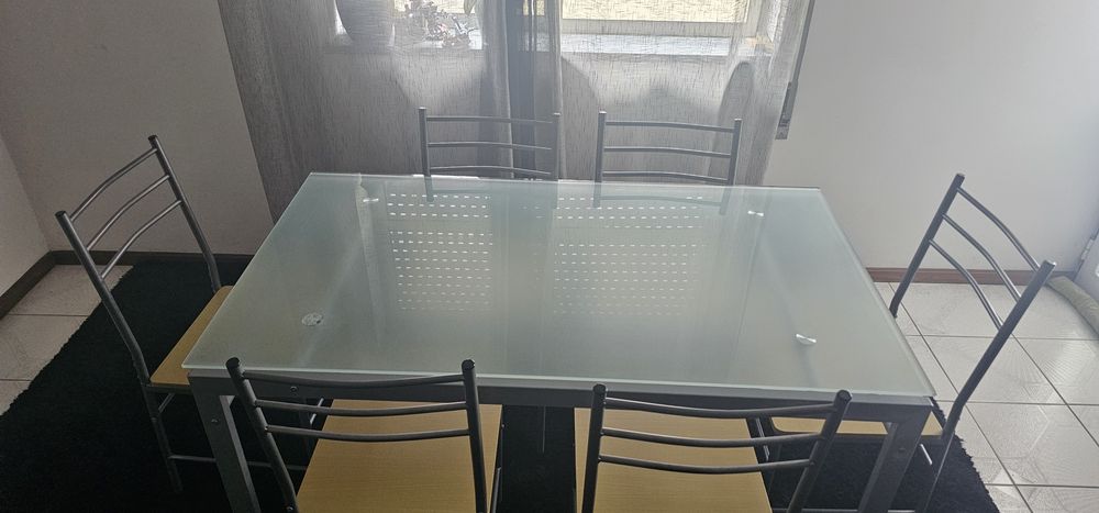 Mesa com tampo de vidro e 6 cadeiras