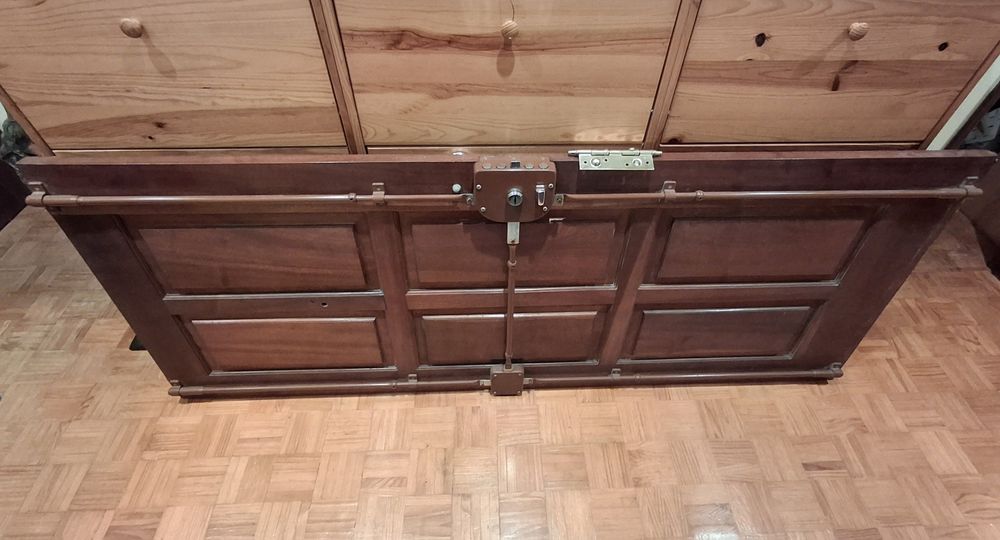 Porta madeira maciça c/ fechadura e tranncas