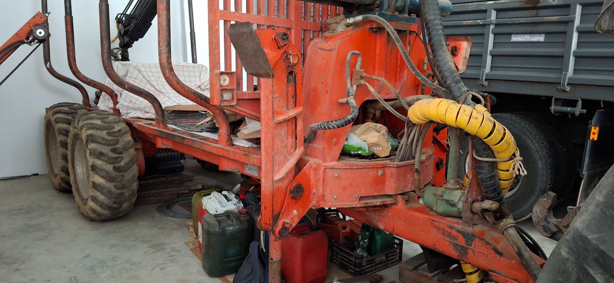 Reboque com grua