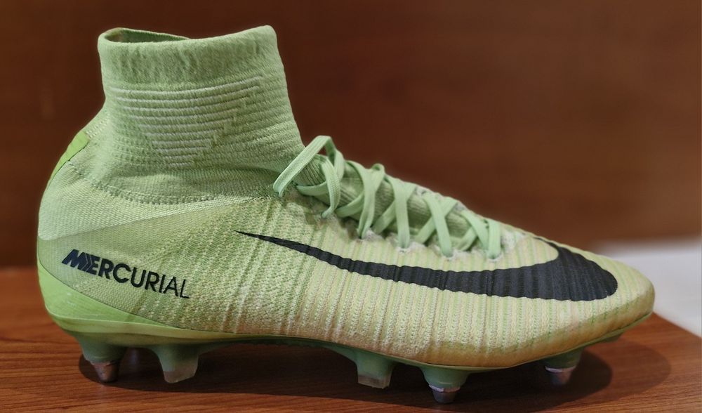 NIKE Mercurial Flyknit