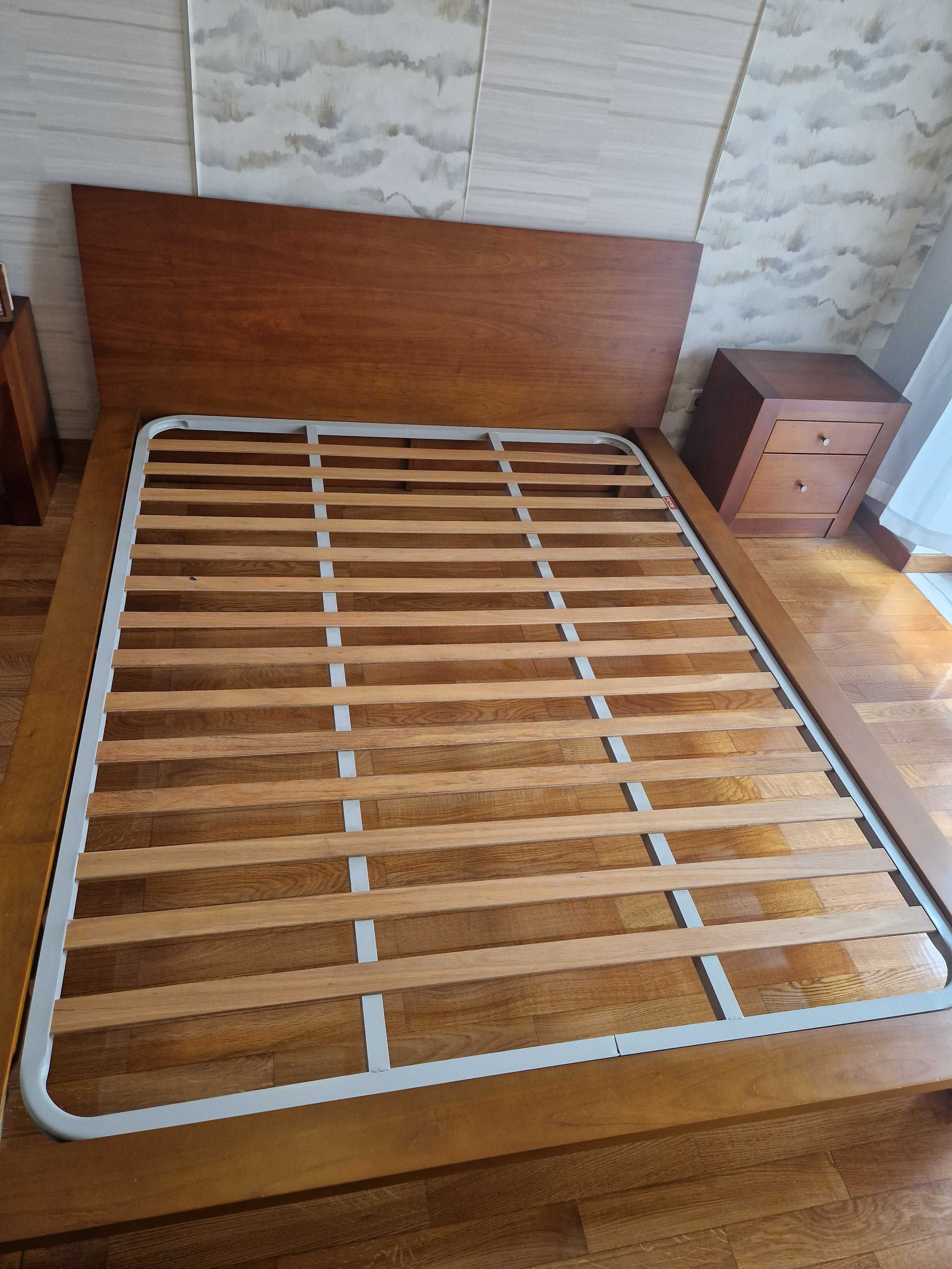 Cama com estrado e 2 mesas de cabeceira