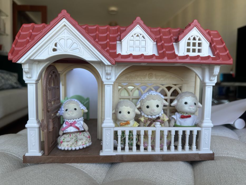 A doce casinha das framboesas com bonecos