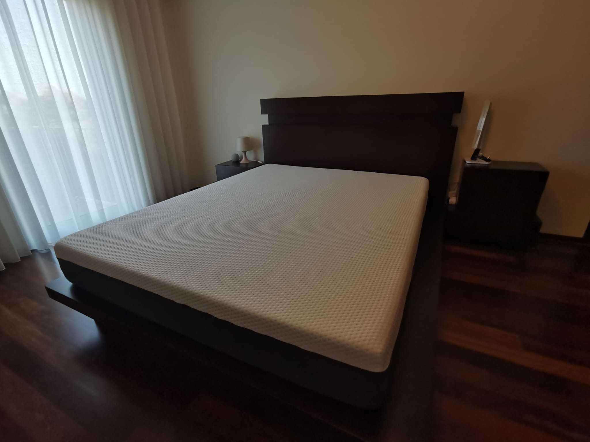 Cama com 2 mesinhas cabeceira e cómoda