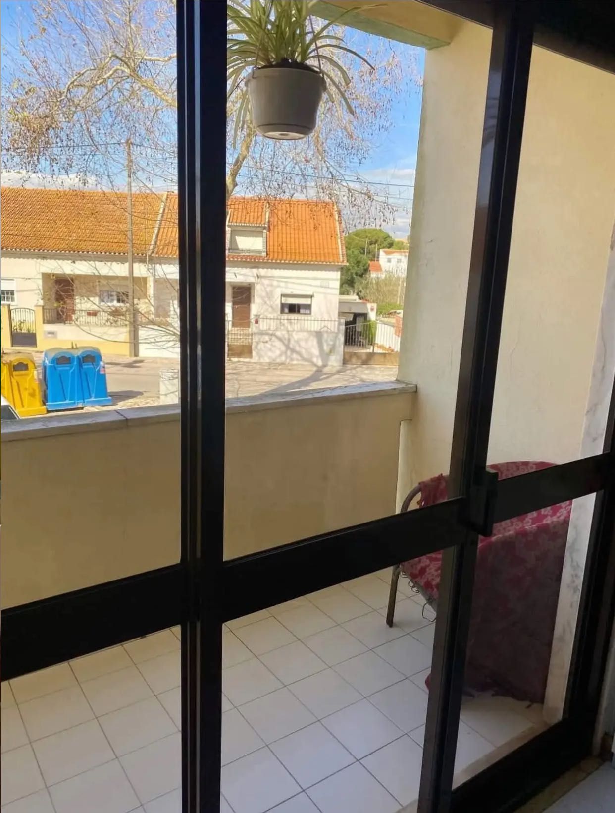 Quarto com varanda em Charneca da Caparica