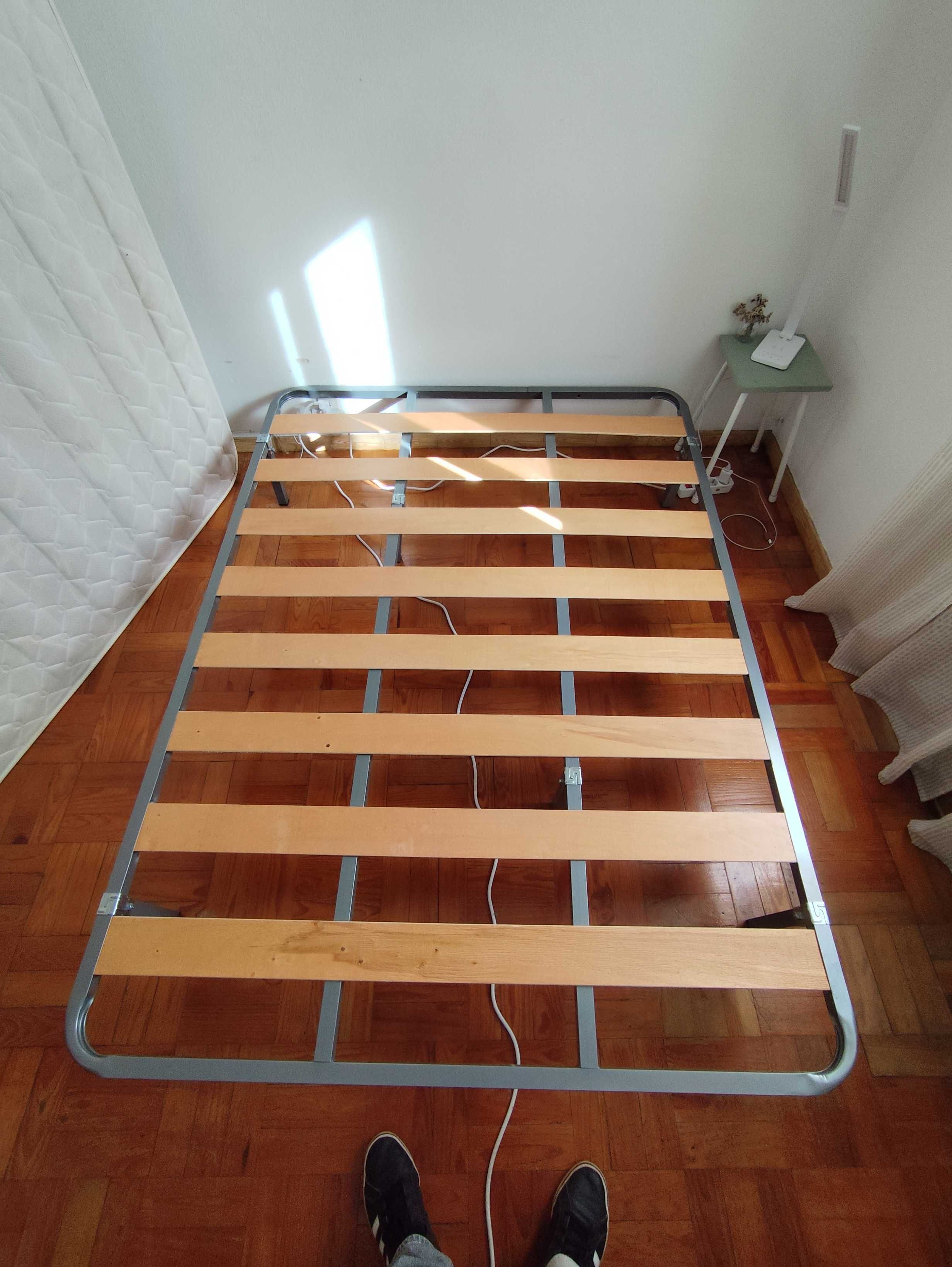 Estrado de cama 1.90 por 1.40 com pés