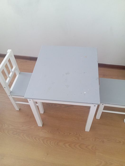 Meble dziecięce krzesła + stolik
