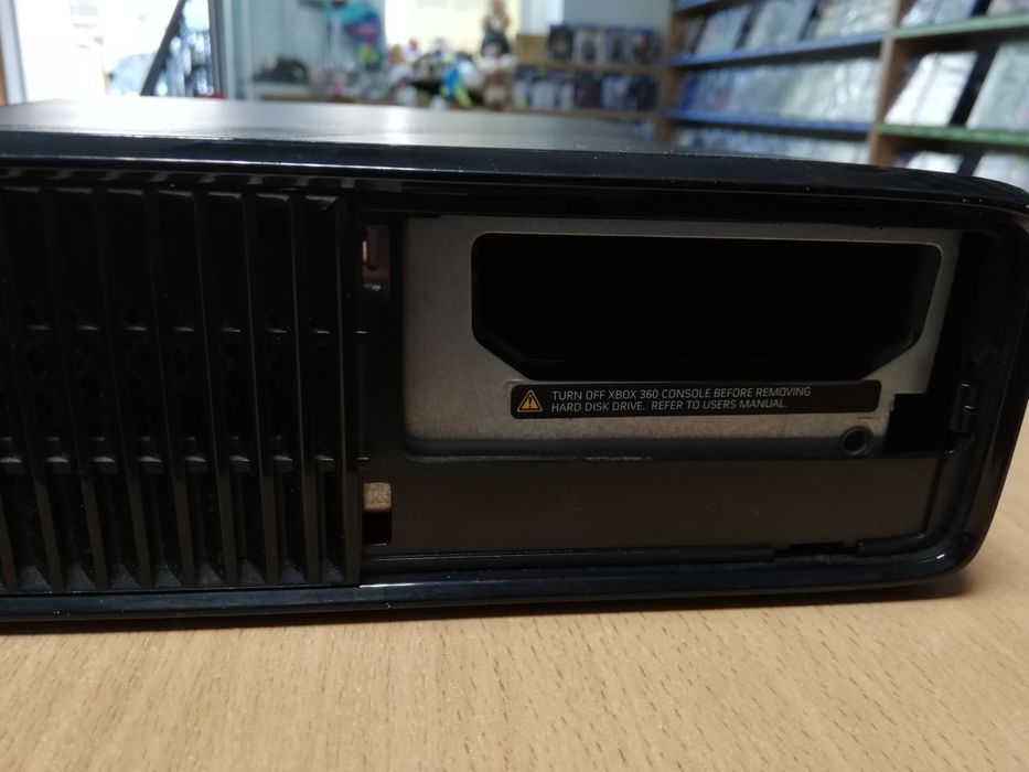 Konsola Xbox 360 Slim Bez Pada i Okablowania