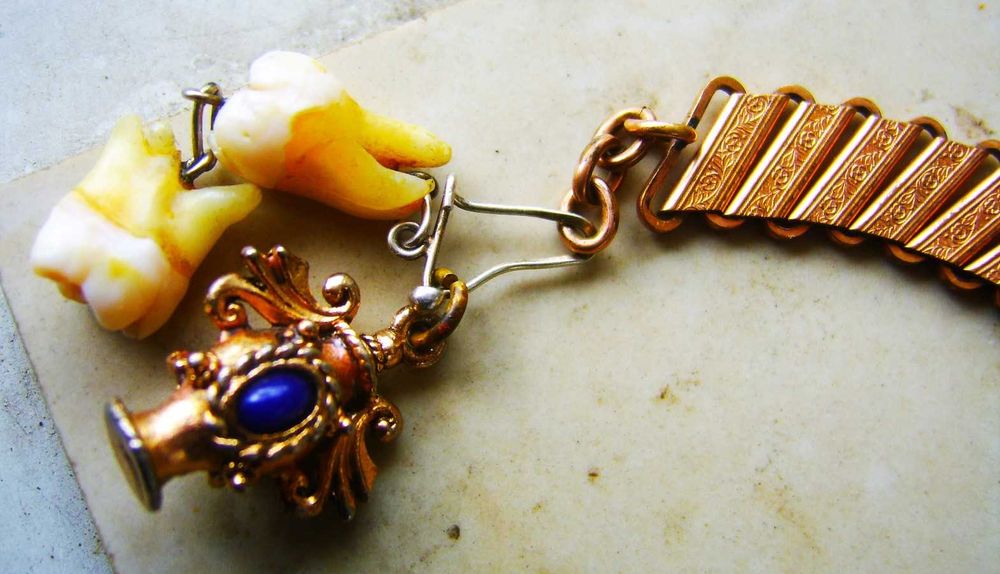 Przeklęty Srebrny Zegarek Ludzkie Zęby z Opuszczonego Szpitala Psych.