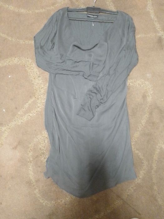 Blusa comprida tipo seda com manga comprida, serve para uma cerimônia