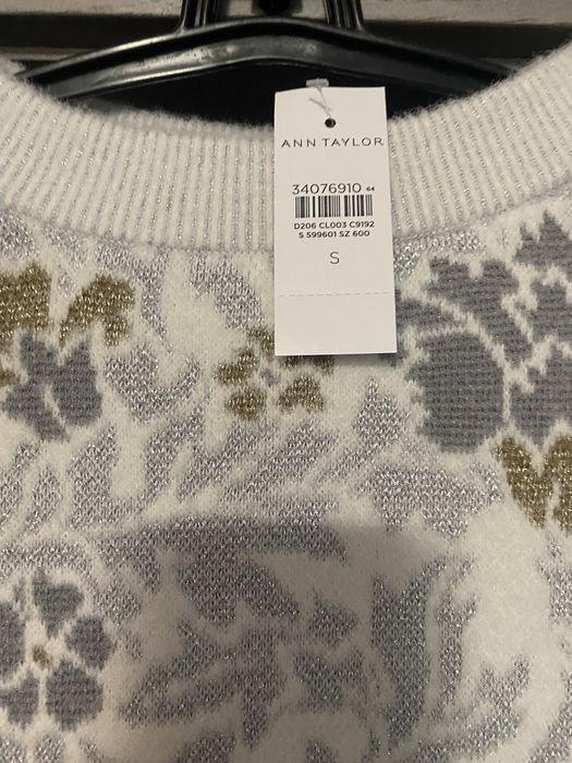 Светр жіночий