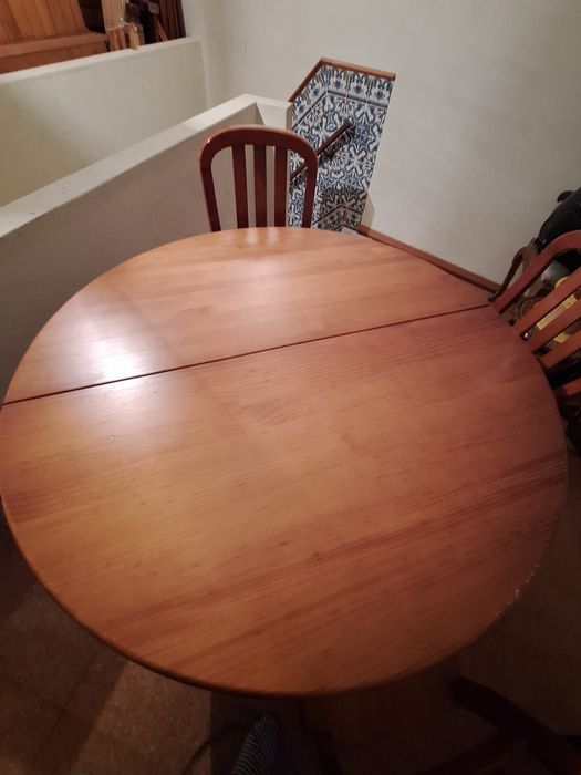 Mesa madeira   + 4 cadeiras em pinho mel