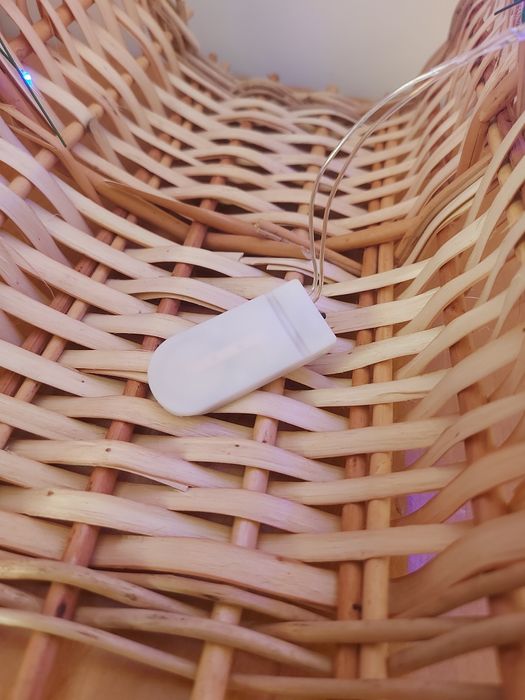 Новорічна корзинка зі шпону з синьою гірляндою