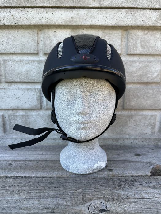 Czarny kask, toczek do jazdy konnej Covalliero Carbonic, rozmiar S/M