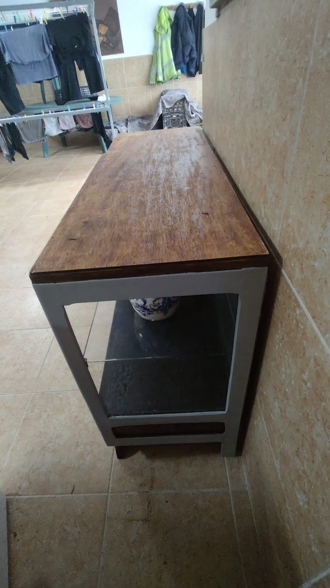 Móvel com vitrine renovado