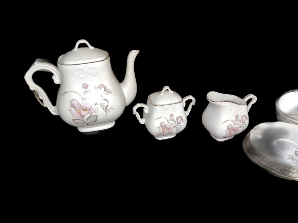 Serviço de chá porcelana em vista alegre 
Bule 
Leiteira 
Açucareiro
8
