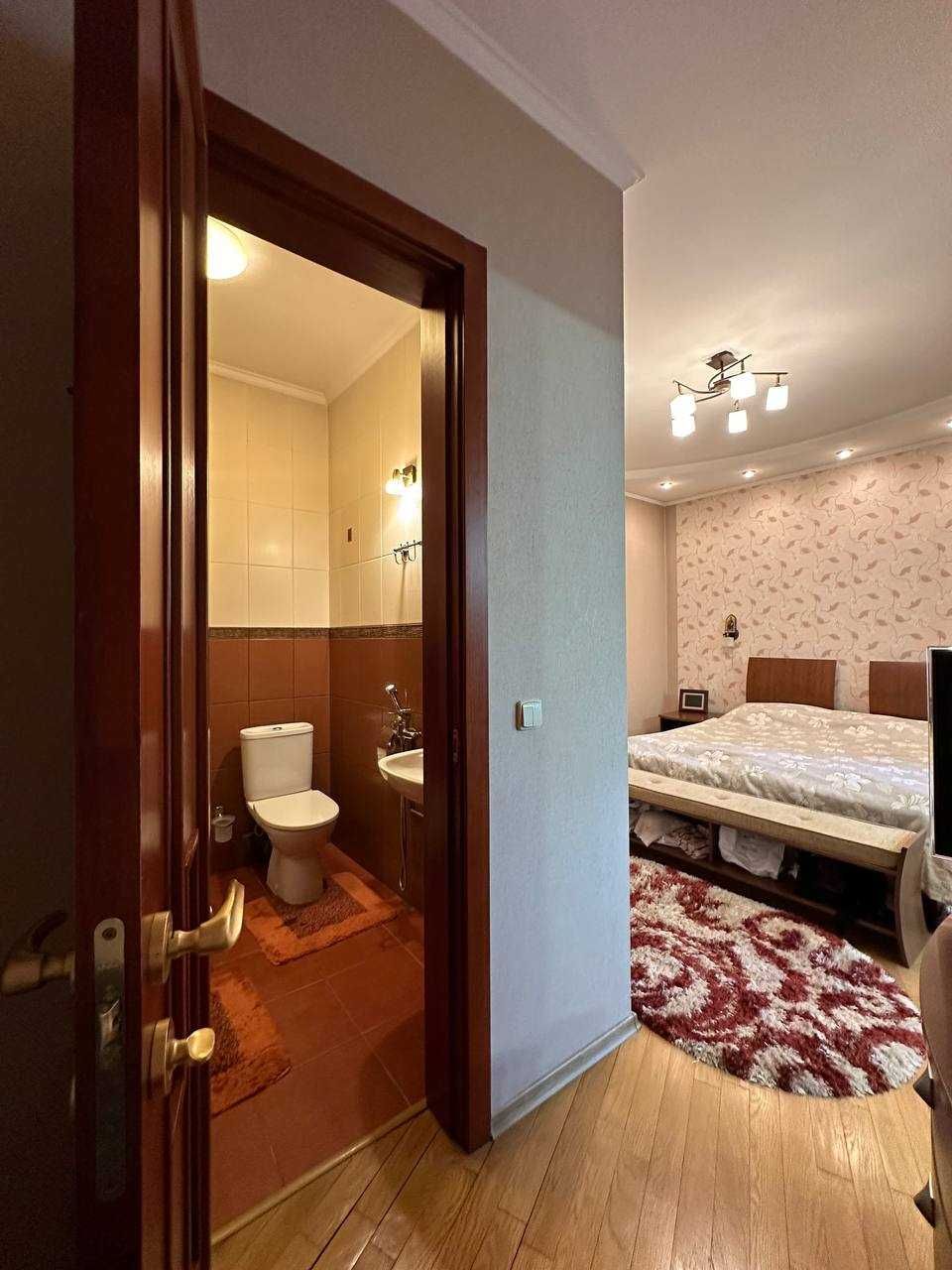 ПРОДАЖ будинок поруч сквера в центрі
