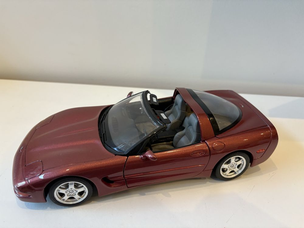 Model Chevrolet Corvette 1:18 BBurago Burago (maisto welly)