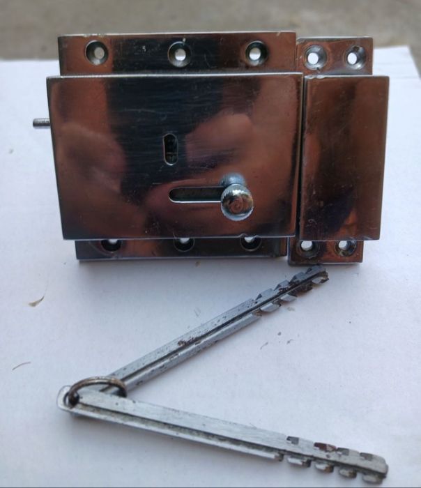 Ригельный замок ручной работы