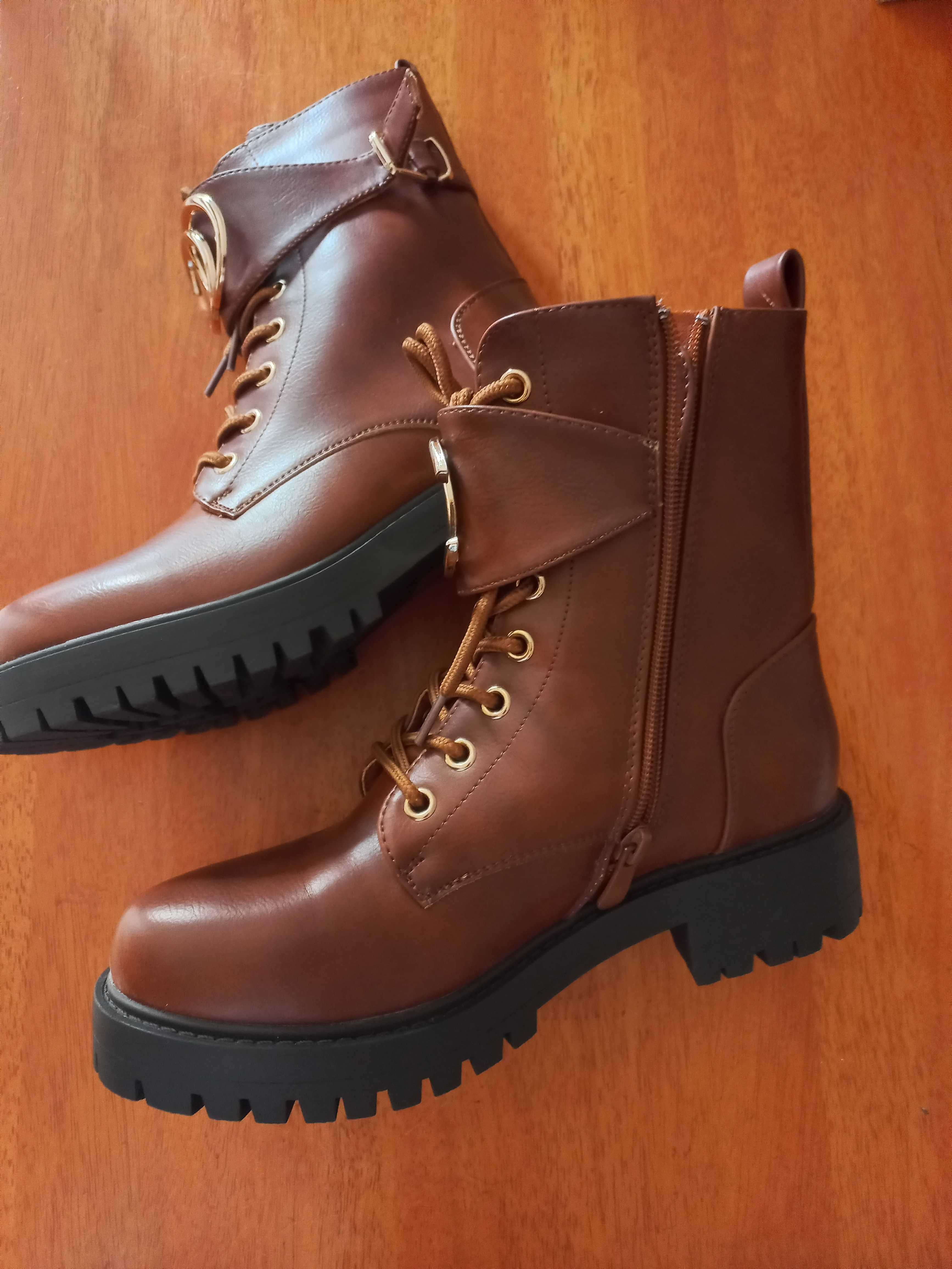 Botas castanhas novas