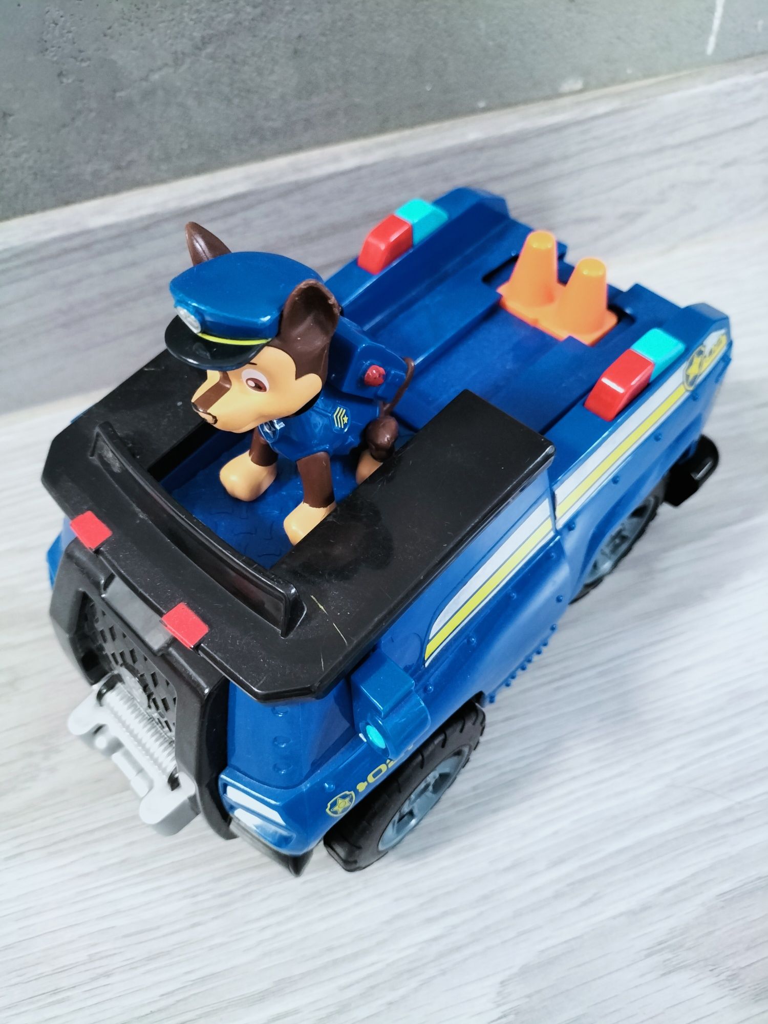 Psi Patrol figurka Pieska Chase oraz pojazd z dźwiękiem On a Roll Chas
