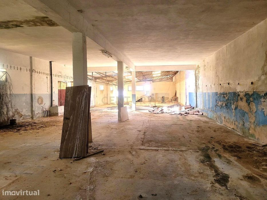 Armazém Industrial para Venda em Coz, Alcobaça com 2.300m²