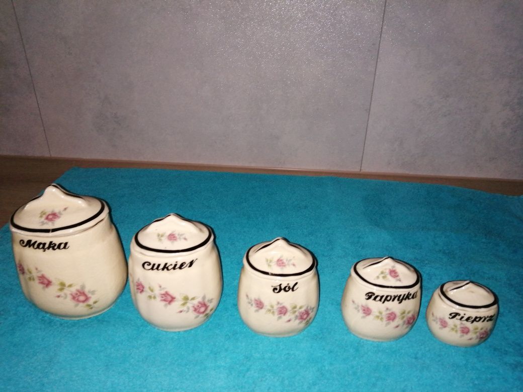 Sprzedam 5 pojemników na przyprawy w kolorze beżowym z porcelany
