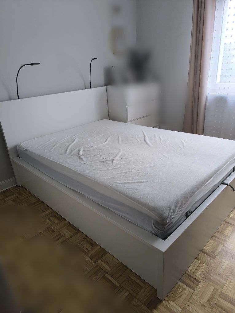 Łóżko Ikea Malm - białe 140x200 + materac z pokrowcem + lampki nocne.