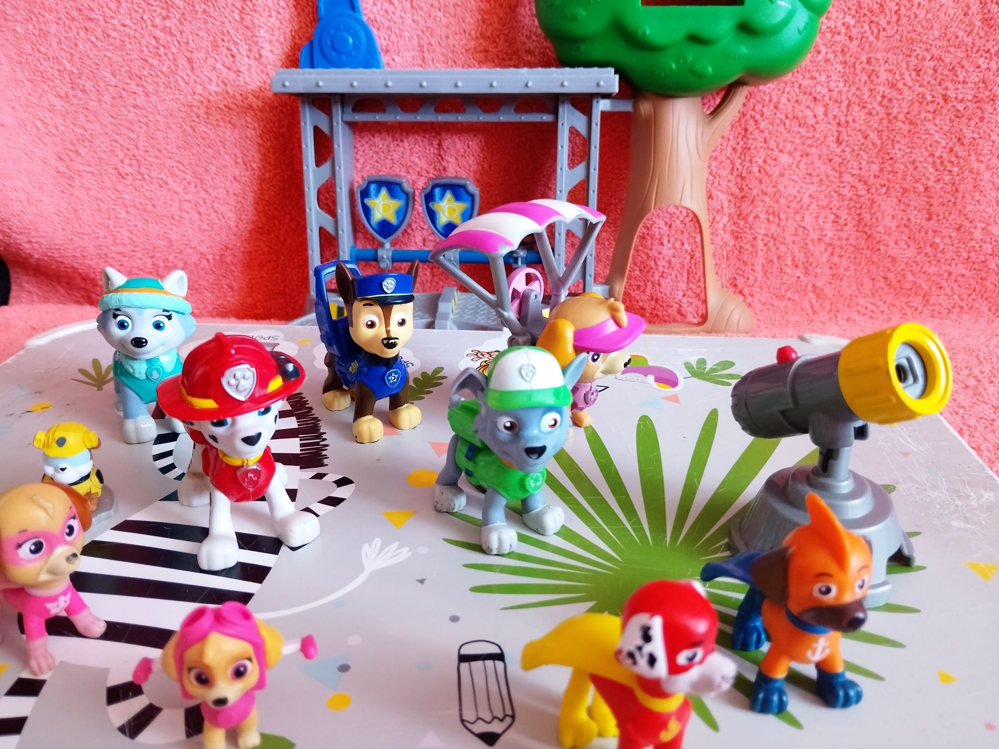 Sprzedam pojazdy i figurki psi patrol