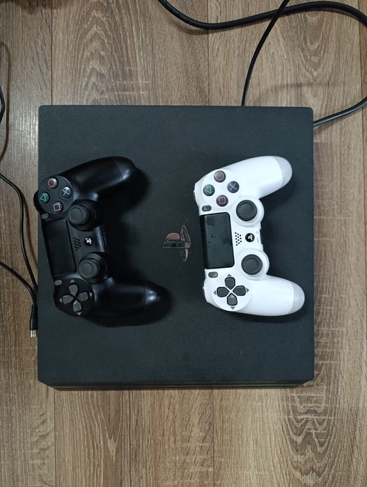 Продам PlayStation 4.