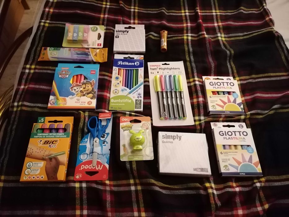 Conjunto Material Escolar ( Tudo Novo e Embalado Ainda )