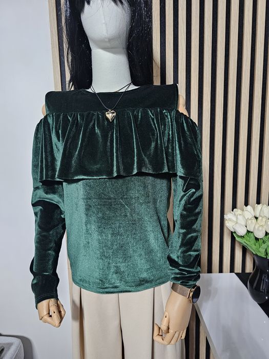 Bluzka zielona aksamit falbany Old Money IT Girl odkryte ramiona uni