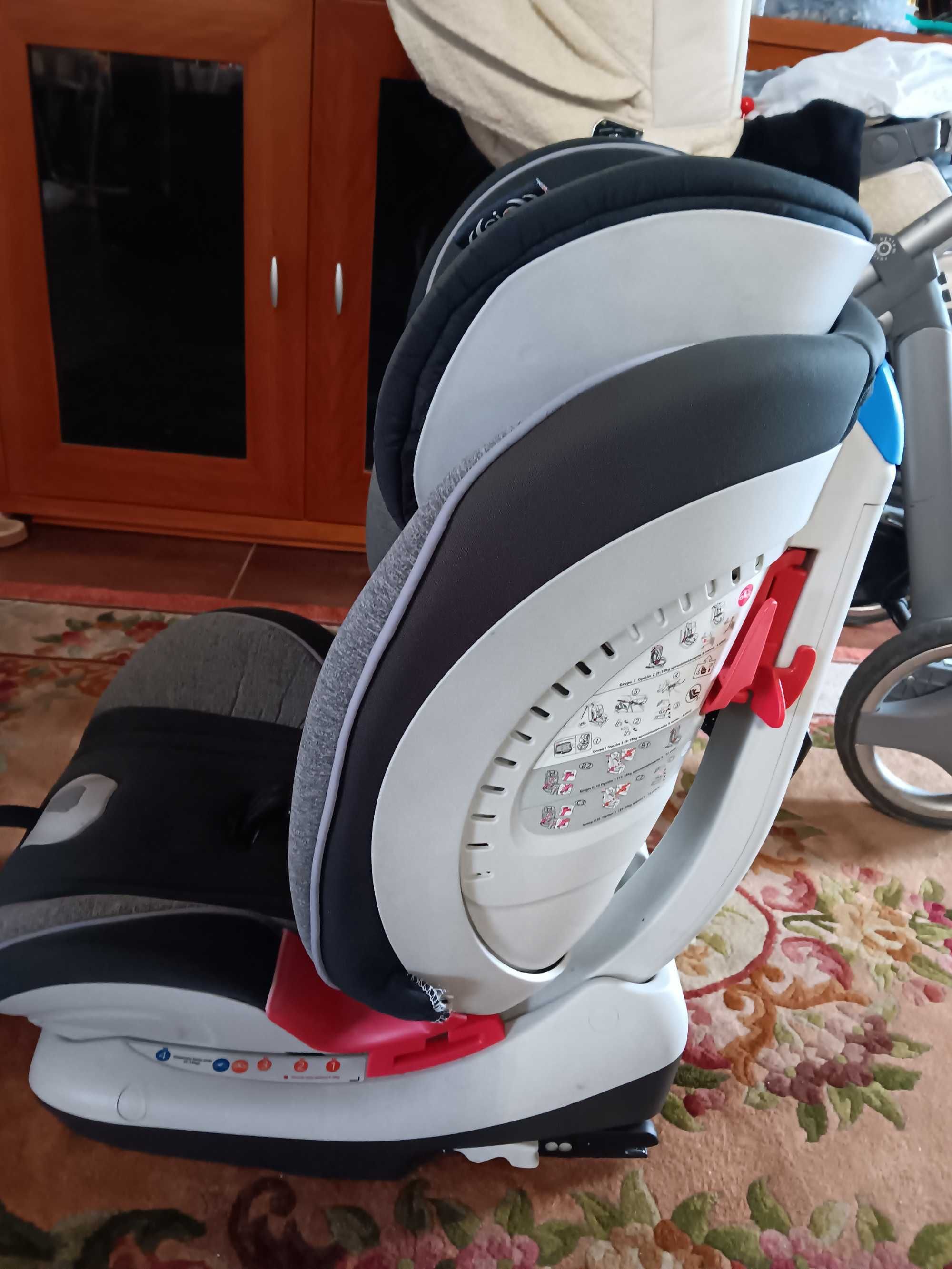 Cadeira auto  com sistema de isofix.