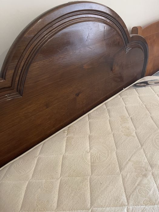 Camas Matrimoniales Madera Boa e con Colchoes  en Muito bom Estado.