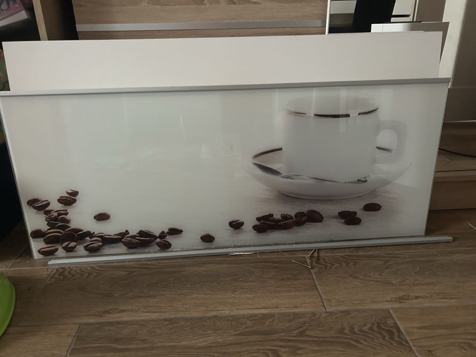 Szkło i stół podwieszany do kuchni