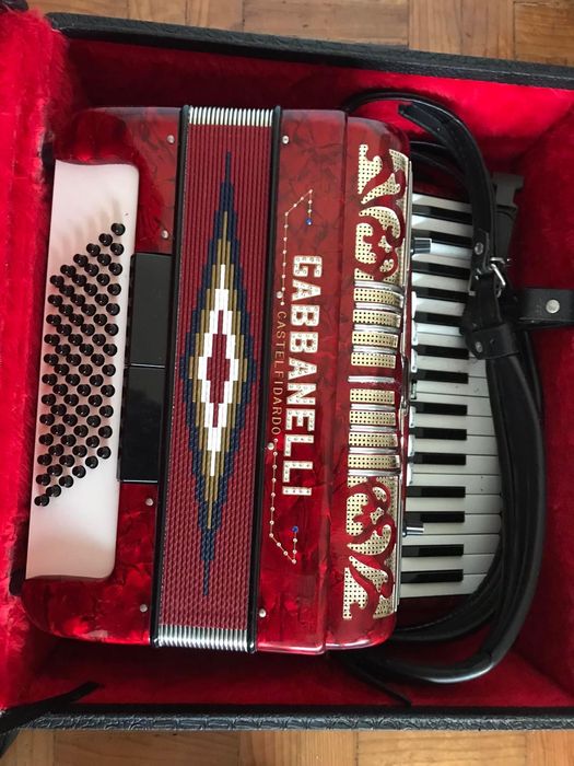 Acordeon à quarta voz amplificado