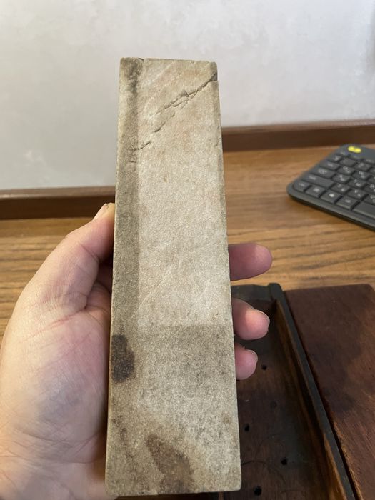 Заточний камінь, думаю що вашита але точно не знаю