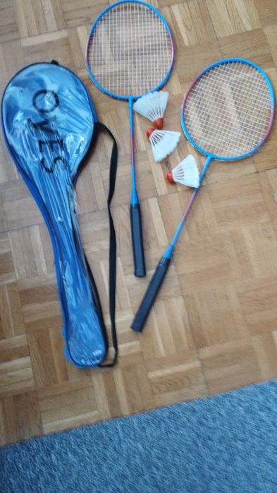 Rakietki do gry w badmintona wraz z lotkami i futerałem
