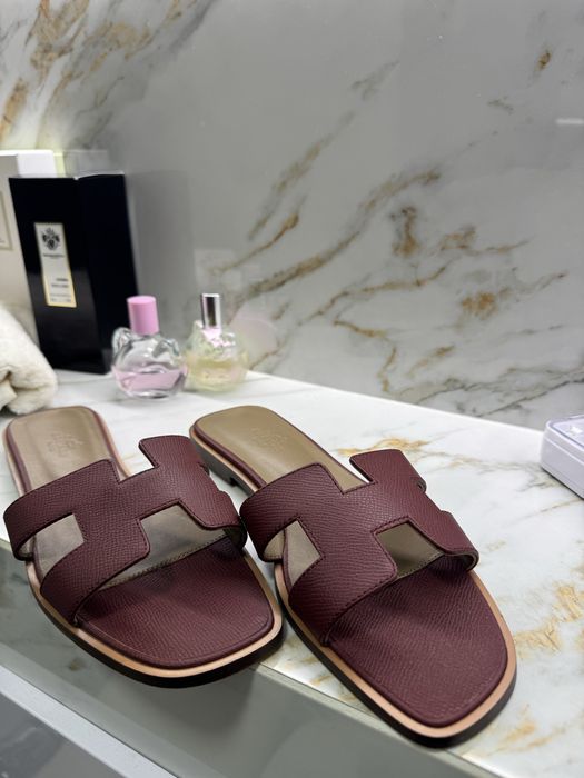 Нові шльпанці Hermes
